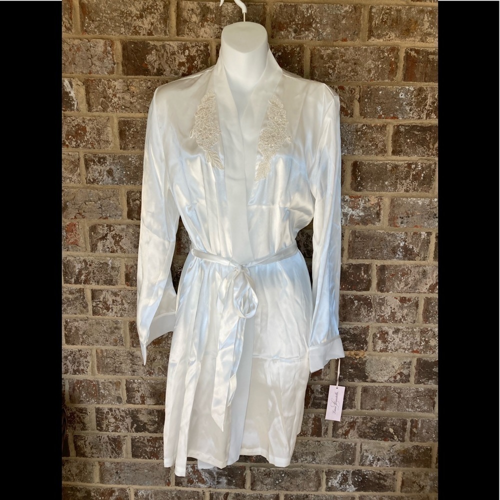 Linea Donatella New With Tags Size Small/Medium
Midnight Short Wrap Robe